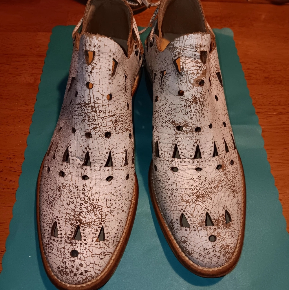 Muse & Cloud Distressted White & Brown Booties Leather Boho Wms 7 Lace Up Back